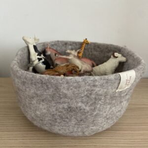 Handgemaakte natuurlijke wollen vilten mand voor keuken, woonkamer, babykamer, een duurzame opbergoplossing