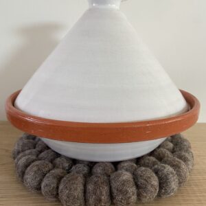 NURA WOOL- Duurzame, handgevilte natuurlijke wollen onderzetter in aardse kleuren, met de hand gemaakt door Nepalese vrouwen. Ideaal voor het beschermen van je tafel onder een warme pan, theepot, vaas of bloempot.